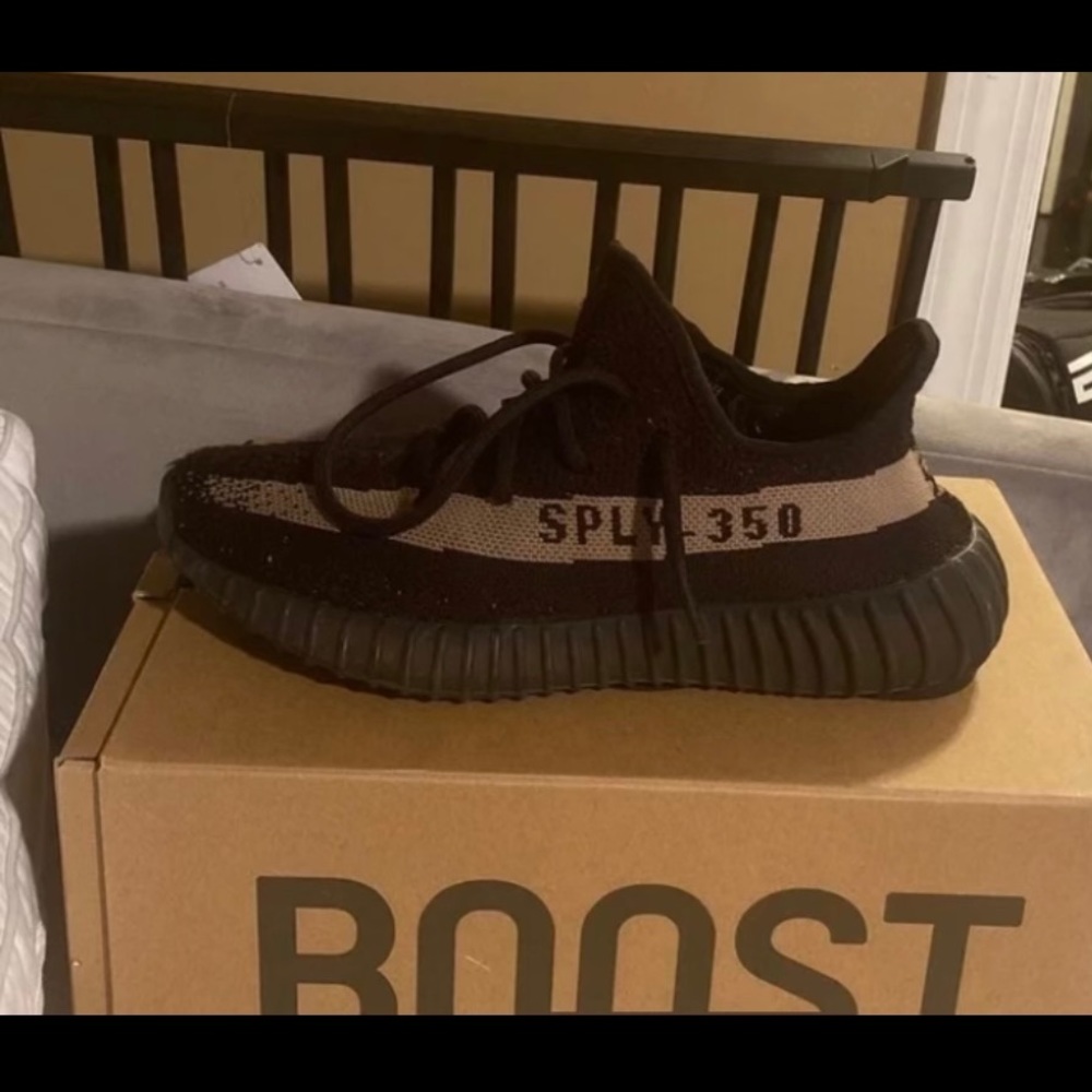 Yeezy size 6 grey condition. Worn twice